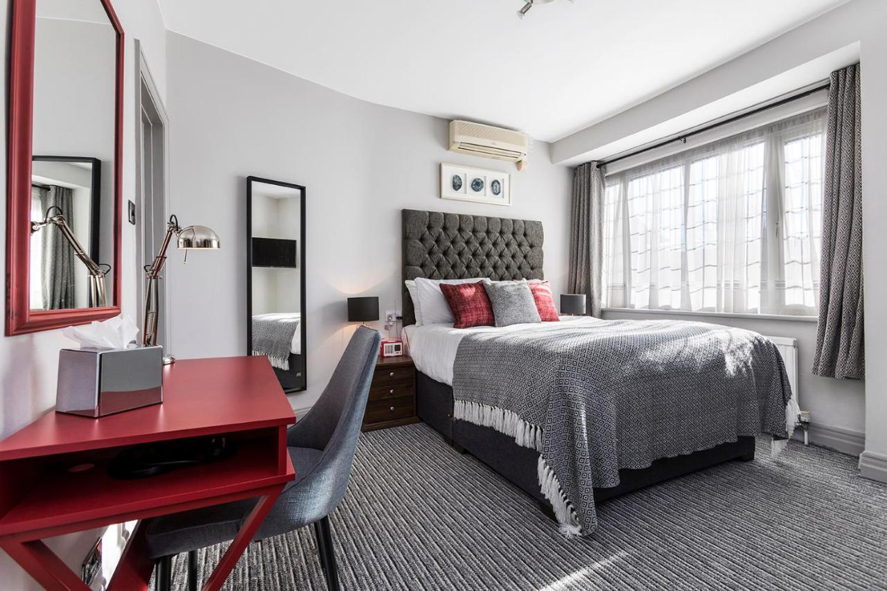 Habitación con cama extragrande.
